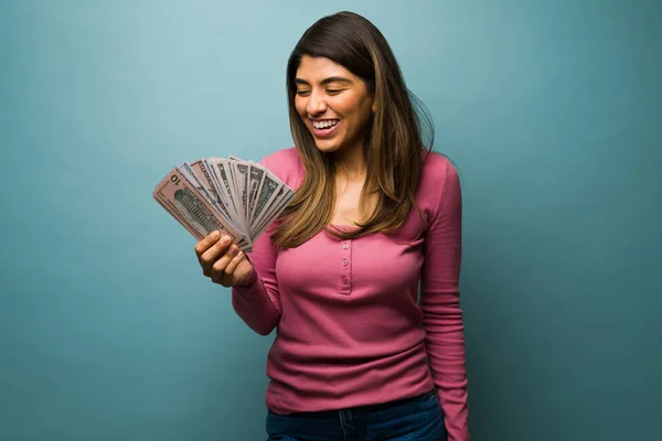 Zaskoczona Radosna Kobieta Otrzymująca Pierwszą Wypłatę Piękna Latynoska Licząca Pieniądze — Zdjęcie stockowe