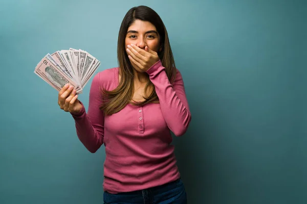 Jag Rik Spännande Latinamerikansk Kvinna Som Vinner Lotto Ung Kvinna — Stockfoto