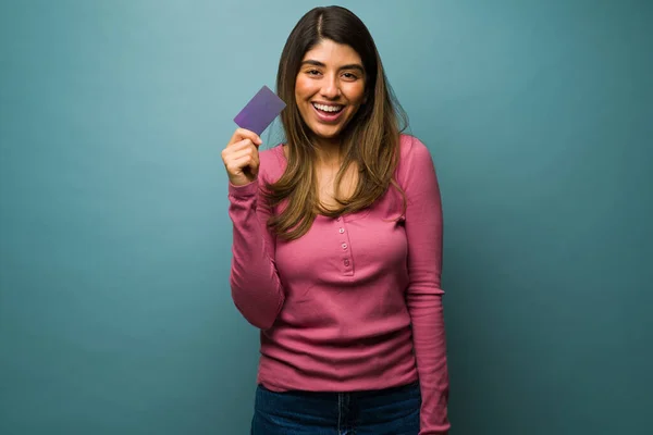 Sorridente Giovane Donna Sente Molto Felice Dopo Aver Ottenuto Una — Foto Stock