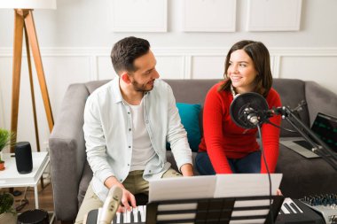 Bu şarkıya bayılıyorum. Piyano çalarken ve yeni müzik yaparken mutlu düetler.
