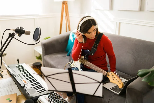 Joven Artista Compositora Haciendo Nueva Música Con Guitarra Eléctrica Grabando —  Fotos de Stock