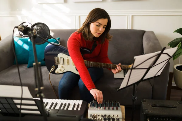 Jeune Femme Talentueuse Utilisant Mixeur Sonore Tout Écrivant Une Nouvelle — Photo