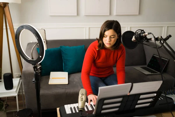Live Streaming Her Followers Artistic Young Woman Influencer Playing Keyboard — Stock Photo, Image