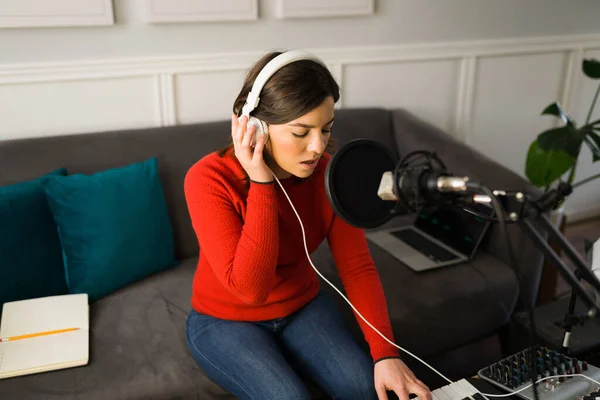 Attraktive Junge Frau Komponiert Musik Während Sie Einen Neuen Song — Stockfoto