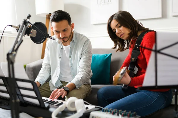 Les Musiciens Répètent Leurs Chansons Pour Concert Groupe Talentueux Faisant — Photo