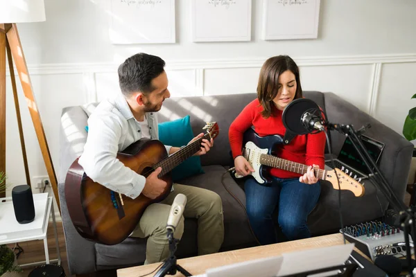 Musiciens Artistiques Jouant Guitare Chantant Une Nouvelle Chanson Sur Studio — Photo