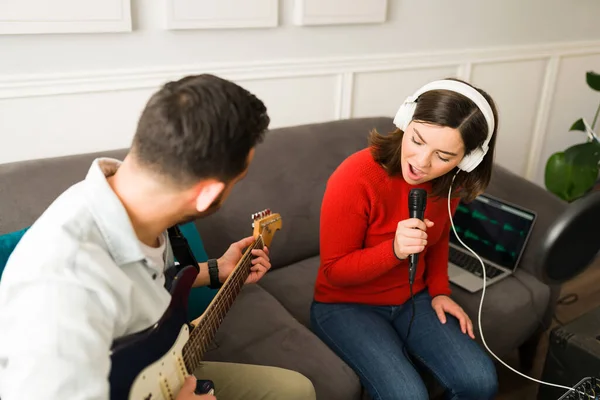 Jeune Femme Passionnée Avec Écouteurs Chantant Nouvelle Chanson Avec Musicien — Photo