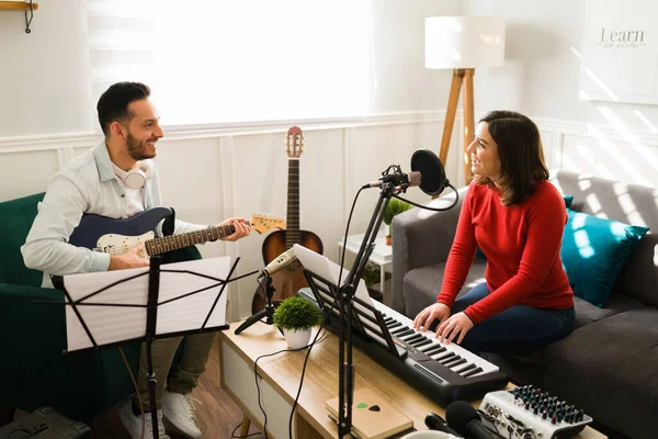 Répète Nouvelle Musique Femme Heureuse Chantant Une Belle Chanson Avec — Photo