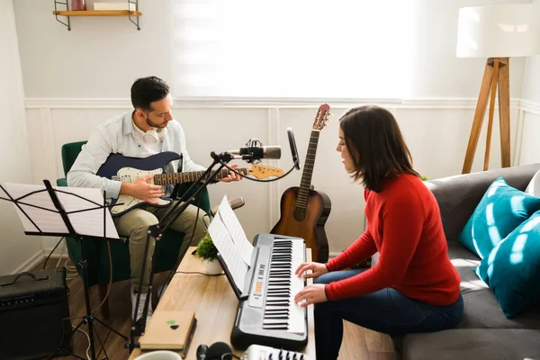 Répétition Femme Passionnée Chantant Tout Jouant Piano Avec Homme Concentré — Photo