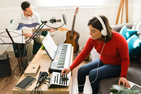 Talentierte Kaukasische Frau Benutzt Das Tonmischpult Während Sie Einen Song — Stockfoto