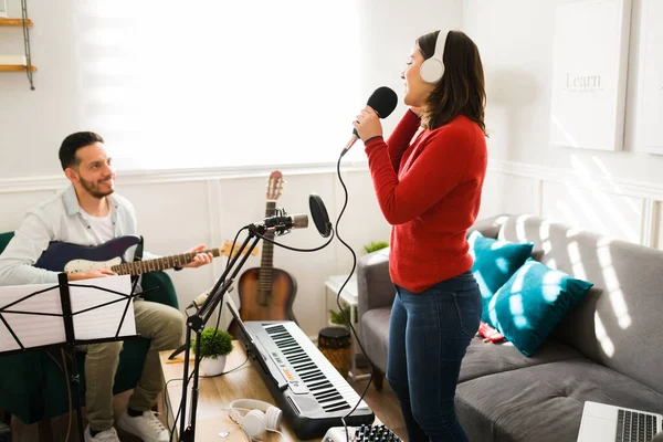 Talentierte Sängerin Singt Ein Wunderschönes Lied Über Die Liebe Und — Stockfoto