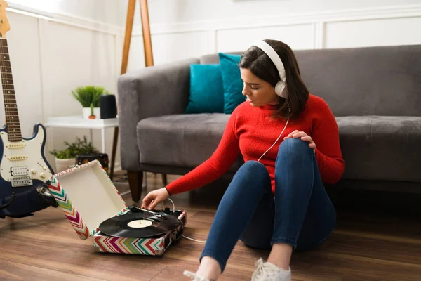 Disfrutando Música Hermosa Mujer Atractiva Con Auriculares Escuchando Canciones Amor —  Fotos de Stock