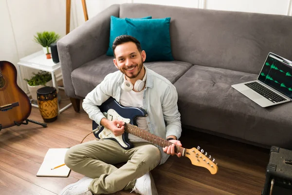 Leidenschaftlicher Musiker Glücklicher Attraktiver Hispanischer Mann Der Gitarre Spielt Und — Stockfoto