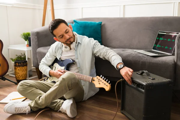 Schöner Junger Mann Mit Verstärker Während Hause Gitarre Spielt — Stockfoto