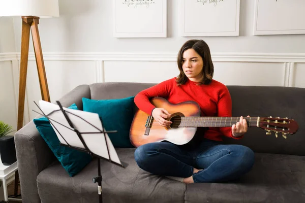 Jeune Femme Créative Chantant Jouant Guitare Tout Lisant Une Partition — Photo
