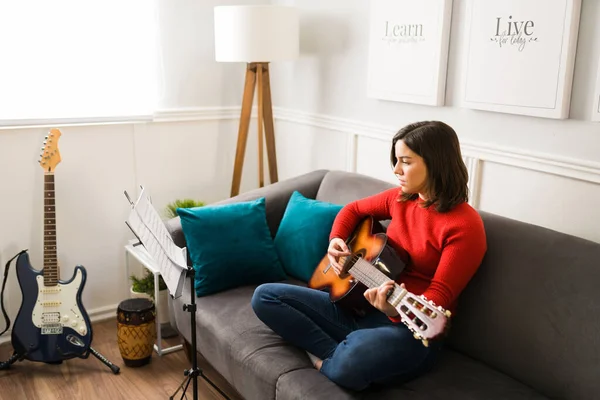 Belle Femme Apprenant Répétant Une Chanson Guitare Musicienne Compositeur Musique — Photo