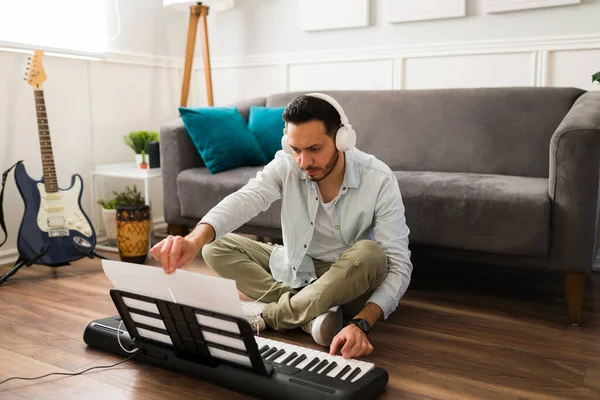 Konzentrierter Junger Mann Mit Kopfhörern Spielt Keyboard Während Hause Einen — Stockfoto