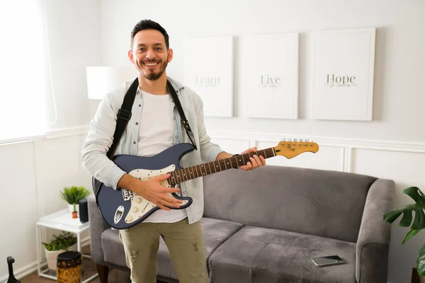 Retrato Hombre Feliz Tocando Guitarra Eléctrica Casa Alegre Guitarrista Ensayando —  Fotos de Stock