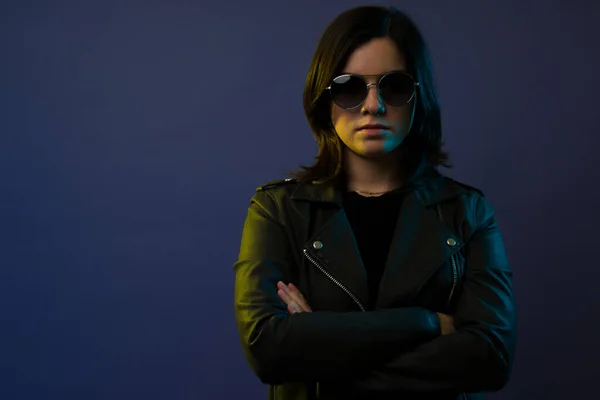 Trendy Rock Roll Female Singer Wearing Sunglasses Leather Jacket Posing — Stock Photo, Image