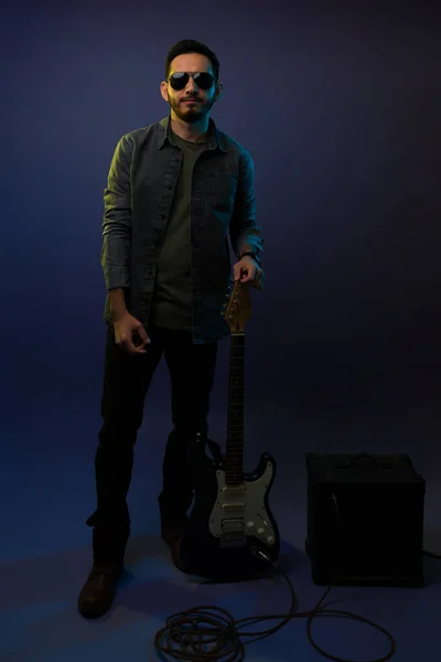 Músico Rock Roll Cantor Atraente Com Uma Guitarra Elétrica Preta — Fotografia de Stock