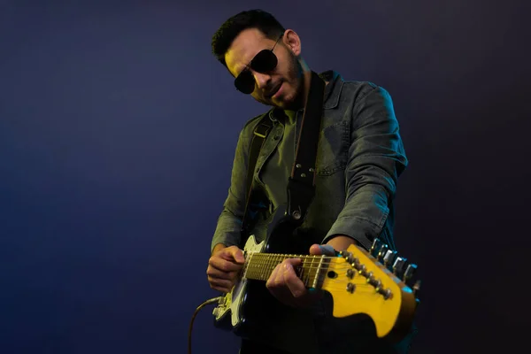 Homem Talentoso Atraente Com Óculos Escuros Tocando Guitarra Elétrica Durante — Fotografia de Stock