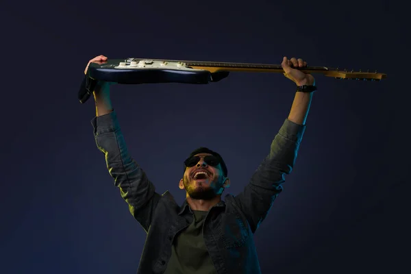 Izgatott Fiatalember Sikoltozik Felemeli Elektromos Gitárját Egy Rock Roll Koncerten — Stock Fotó