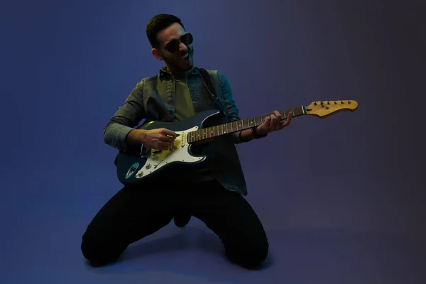 Entusiasmado Cantor Masculino Chão Tocando Guitarra Elétrica Cantando Uma Música — Fotografia de Stock