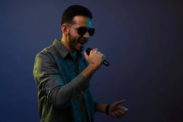 Attractive Hispanic Rock Singer Singing Microphone Rehearsing His Music Concert — Stock Photo, Image