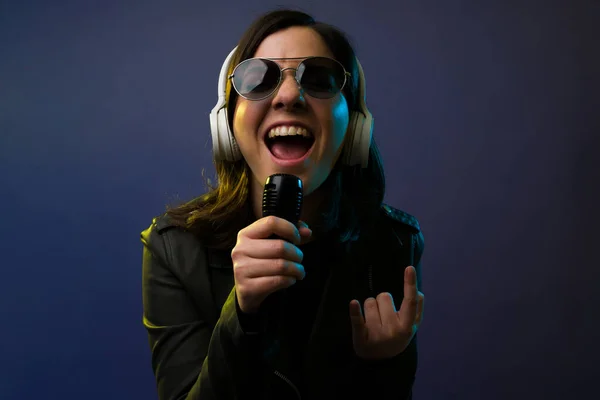 Hard Rock Music Close Attractive Female Singer Headphones Making Rock — Stock Photo, Image