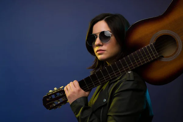 ブラックサングラスの女性ギタリストと歌手のクローズアップは アコースティックギターを持って目の接触を作ります — ストック写真