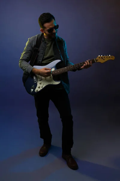 エレキギターを演奏する才能のあるヒスパニックギタリストの完全な長さ ロックコンサートのための音楽家のリハーサル — ストック写真