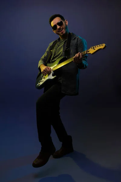 興奮したロックギタリストがエレキギターを弾く リハーサル中に楽しい才能のある音楽家 — ストック写真