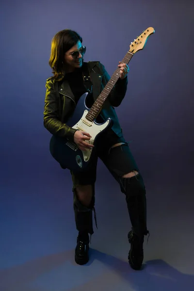Tehetséges Női Gitáros Szólózik Egy Rock Roll Dal Alatt Koncerten — Stock Fotó