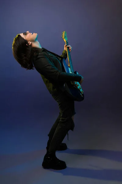彼女のロックコンサートのための興奮した女性歌手とギタリストのリハーサルのプロフィール — ストック写真