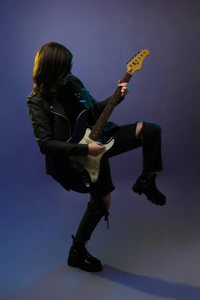 エレキギターを弾き ロックコンサートで音楽を感じる才能のある白人女性 — ストック写真