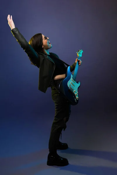 Vidám Rock Roll Női Zenész Sikoltozik Közönségnek Miközben Elektromos Gitározik — Stock Fotó