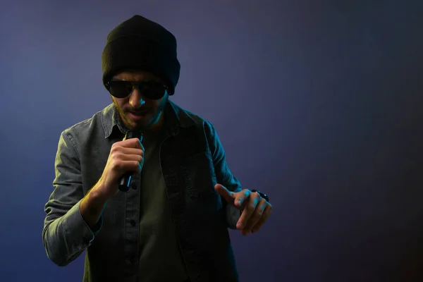 Cantor Talentoso Cantar Uma Canção Rap Homem Latino Hipster Ensaiando — Fotografia de Stock