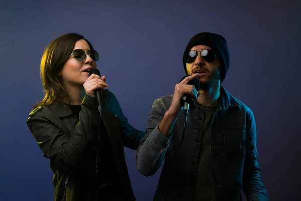 Húszas Éveikben Járó Tehetséges Énekesek Mikrofonnal Énekelnek Rap Koncerten Próbálnak — Stock Fotó