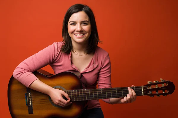 Cheerful Talented Guitarist Smiling Posing Her Acoustic Guitar While Looking — Stock Photo, Image