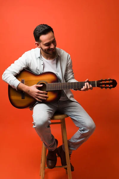 Comprimento Total Belo Jovem Músico Sentado Banco Tocando Guitarra Acústica — Fotografia de Stock