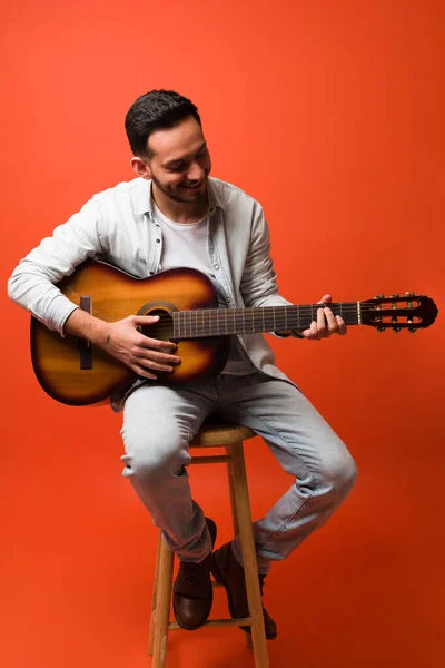 Full Length Handsome Young Musician Sitting Stool Playing Acoustic Guitar — Stock Photo, Image