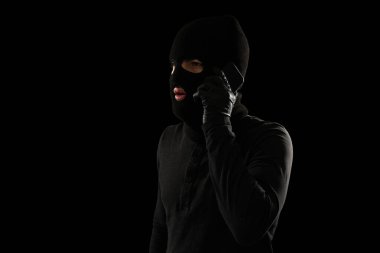 Dolandırıcı telefonda para istemek ve haraç kesmek için bir kurbanı arıyor.