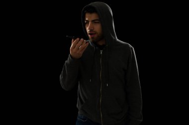 İspanyol dolandırıcı telefonda konuşuyor ve bir sürü para isterken haraç kesiyor.