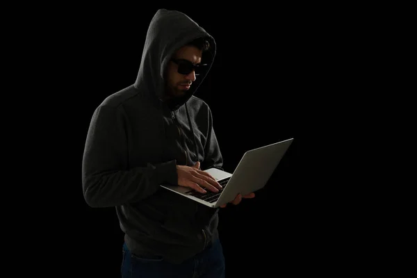 Gefährlicher Krimineller Mit Schwarzer Sonnenbrille Tippt Auf Laptop Und Betrügt — Stockfoto