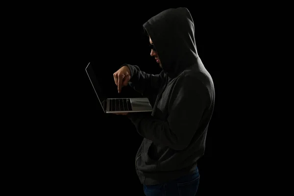 Visão Lateral Jovem Hacker Cometendo Uma Fraude Invadindo Contas Bancárias — Fotografia de Stock