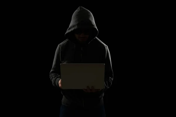 Подозрительный Странный Хакер Черных Очках Толстовке Помощью Ноутбука Взломать — стоковое фото