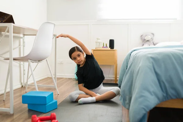 Retrato Uma Criança Hispânica Bonito Fazendo Exercícios Alongamento Antes Iniciar — Fotografia de Stock