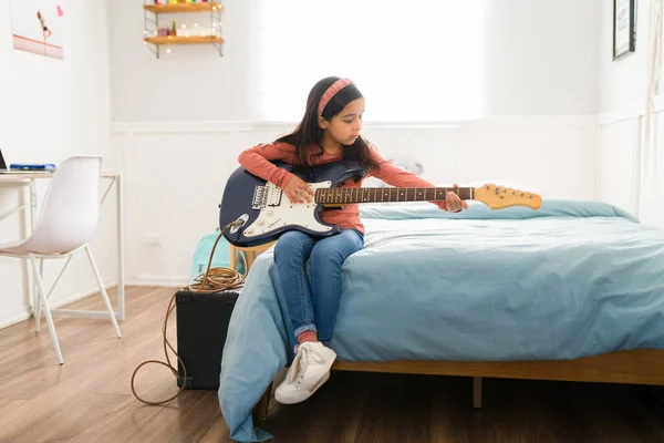 Adorable Jeune Fille Assise Sur Son Lit Tout Jouant Guitare — Photo