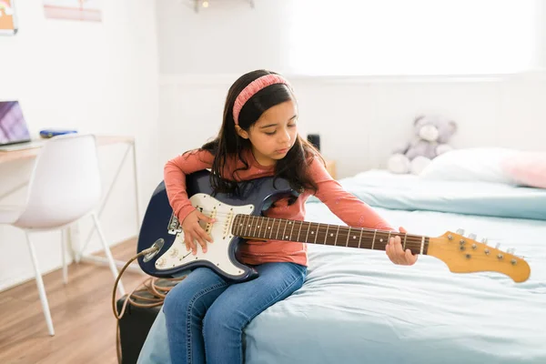 Küçük Yetenekli Bir Çocuk Yatak Odasında Dinlenirken Elektro Gitarda Amplifikatörle — Stok fotoğraf