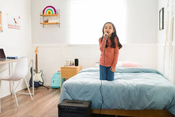 Latynoski Dzieciak Ćwiczy Swój Recital Śpiewa Piosenkę Mikrofonem Wzmacniaczem Sypialni — Zdjęcie stockowe